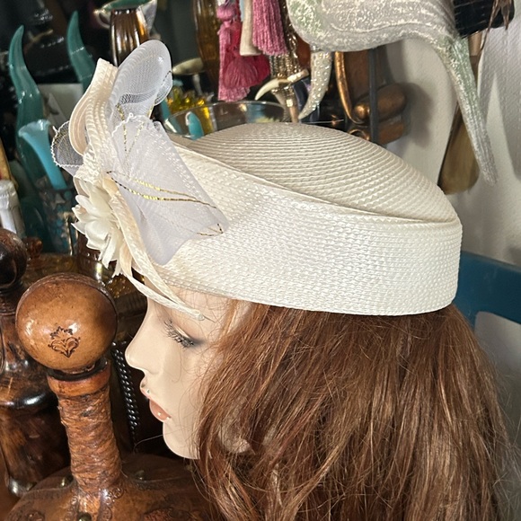 Vintage Cream Fascinator Hat with main image 6
